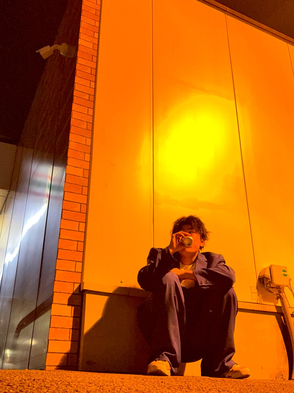 ブルー系のトップス、ホワイト系のスニーカーを着用したメンズの春コーディネートの2枚目の写真