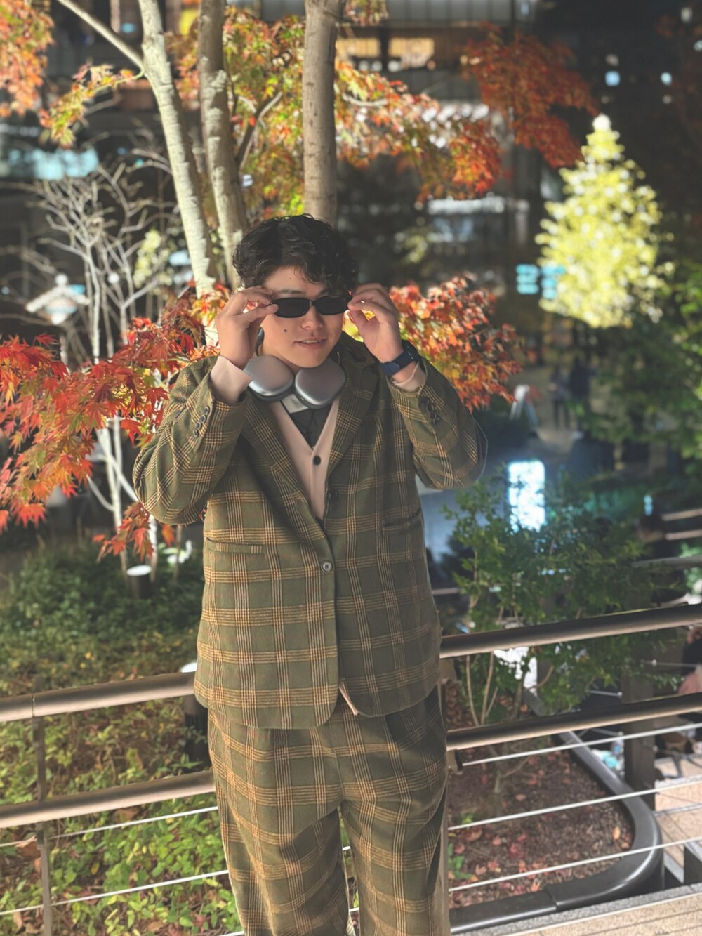 ブラック系のローファー、グリーン系のスラックスを着用したメンズの冬コーディネートの4枚目の写真