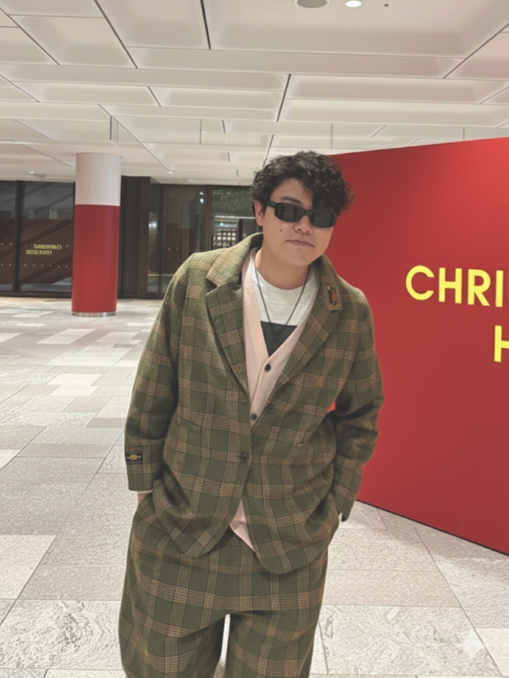 ブラック系のローファー、グリーン系のスラックスを着用したメンズの冬コーディネートの5枚目の写真