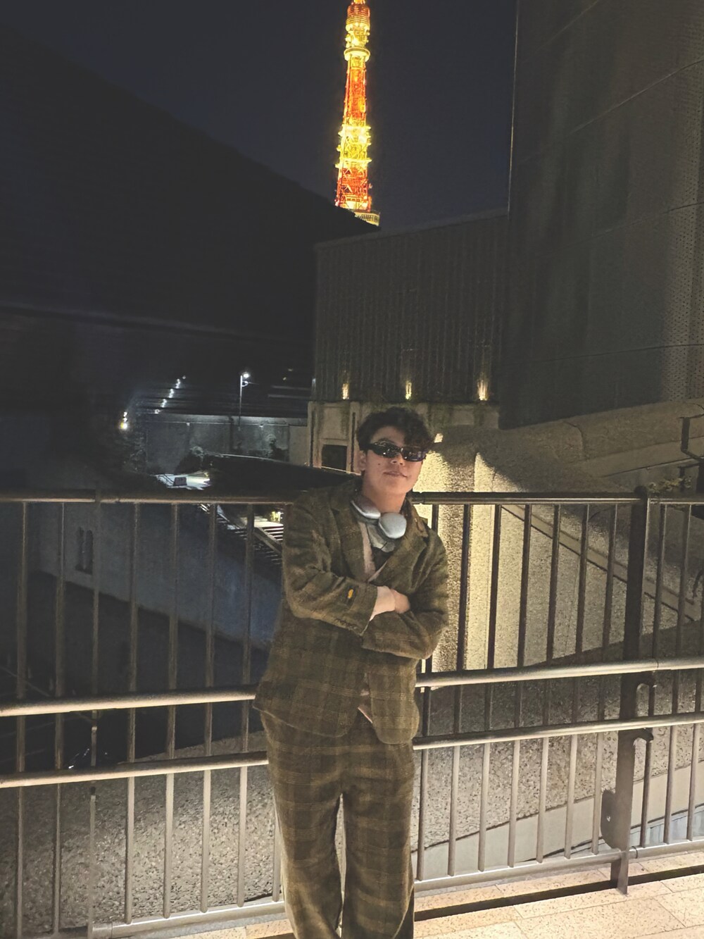 ブラック系のローファー、グリーン系のスラックスを着用したメンズの冬コーディネートの2枚目の写真