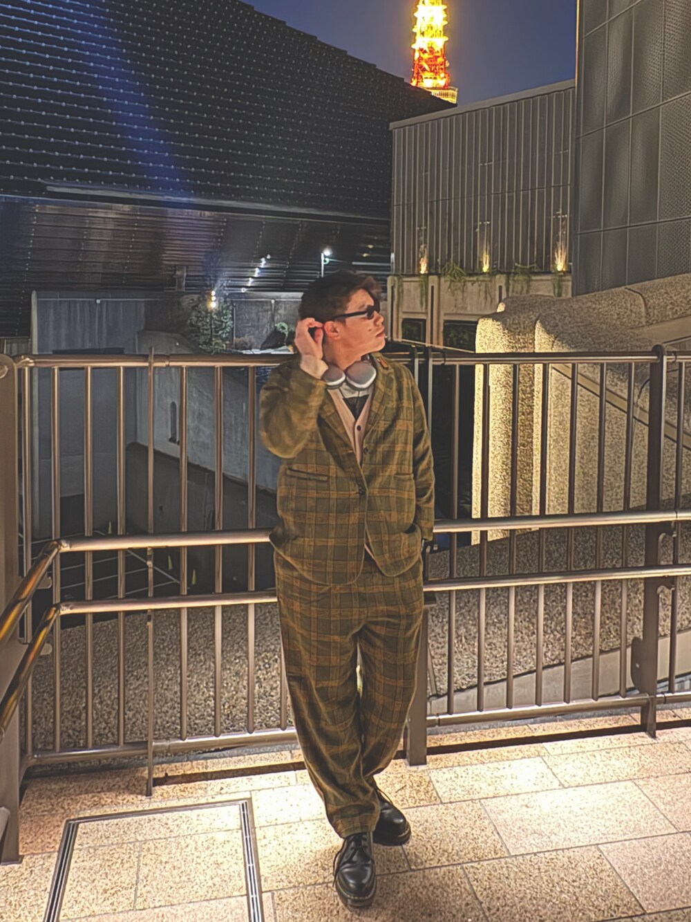 ブラック系のローファー、グリーン系のスラックスを着用したメンズの冬コーディネートの3枚目の写真