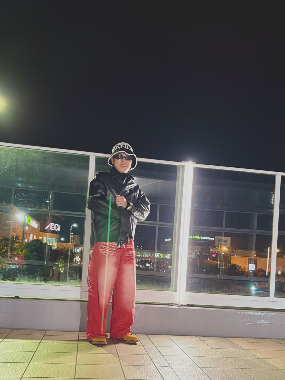 ブラウン系のブーツを着用したメンズの秋コーディネートの3枚目の写真