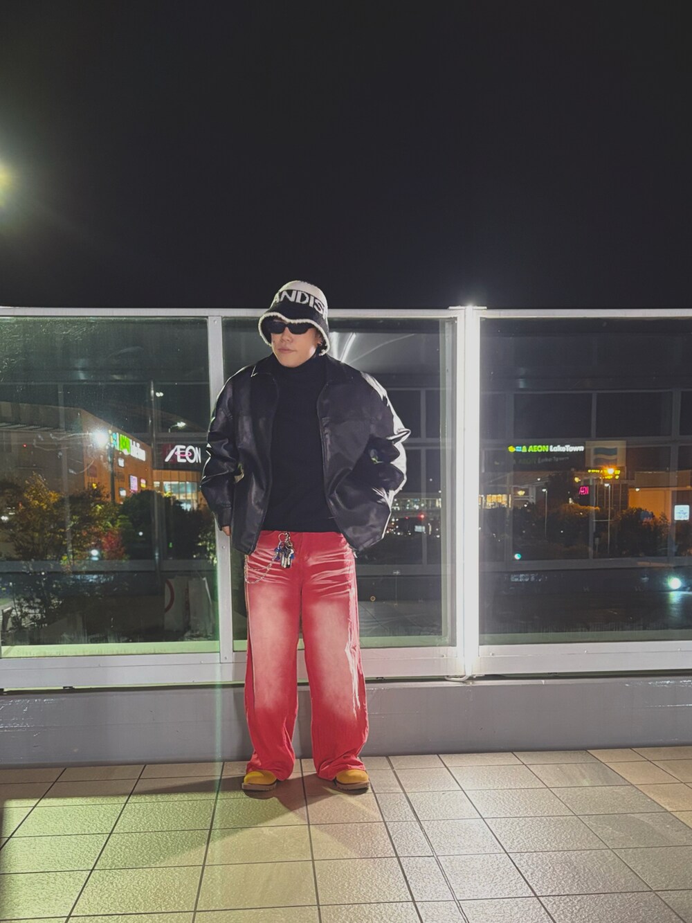 ブラウン系のブーツを着用したメンズの秋コーディネートの2枚目の写真