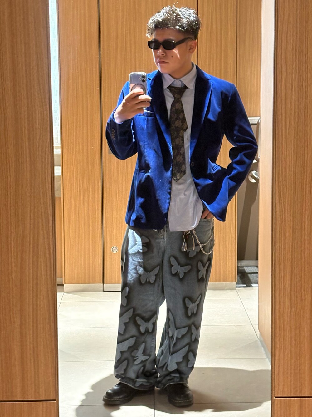 その他のシャツ/ブラウス、ゴールド系のバンダナ/スカーフを着用したメンズの冬コーディネートの3枚目の写真