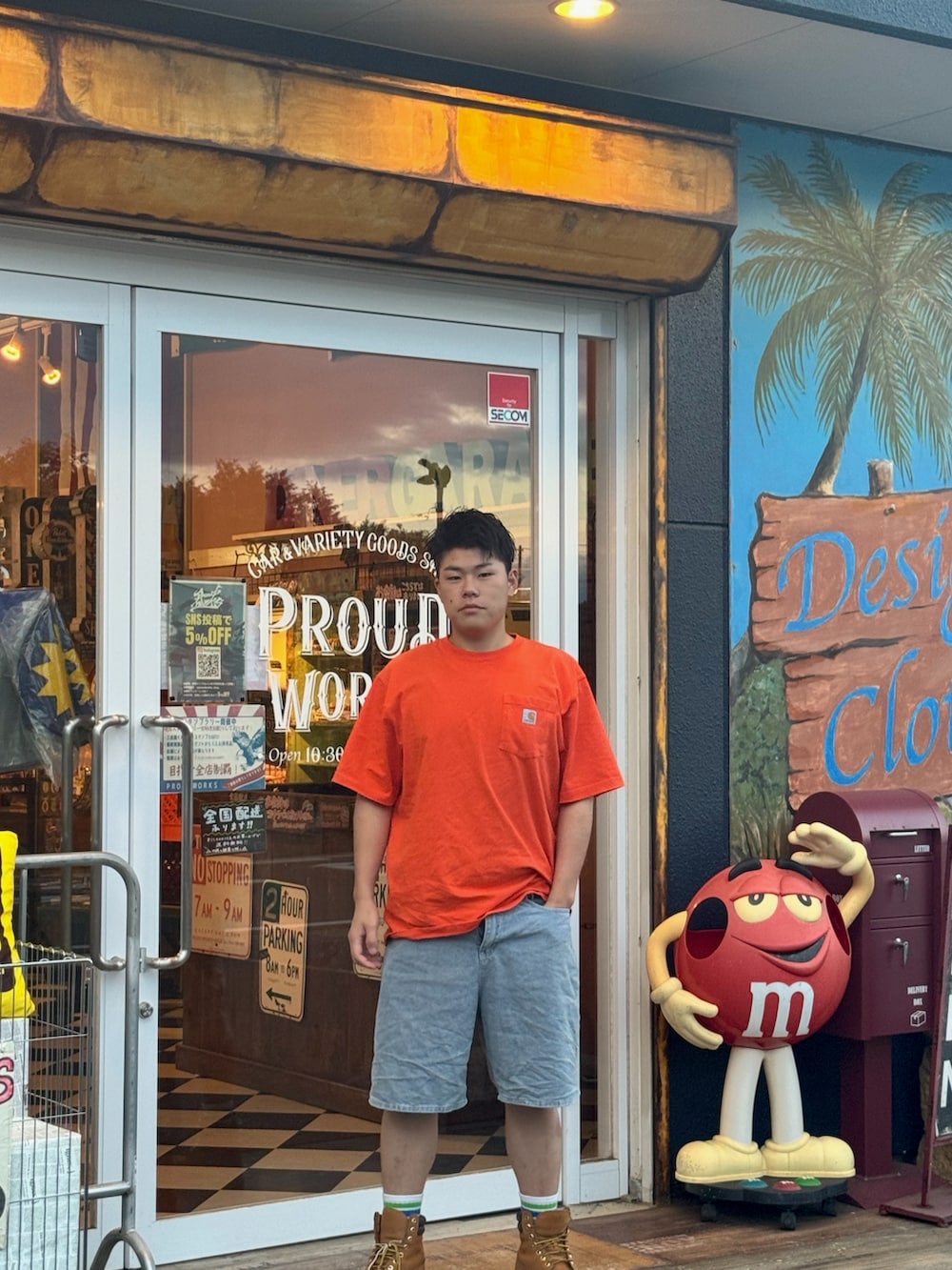 オレンジ系のTシャツ/カットソー、ブルー系のデニムパンツ、イエロー系のブーツを着用したメンズの夏コーディネートの2枚目の写真