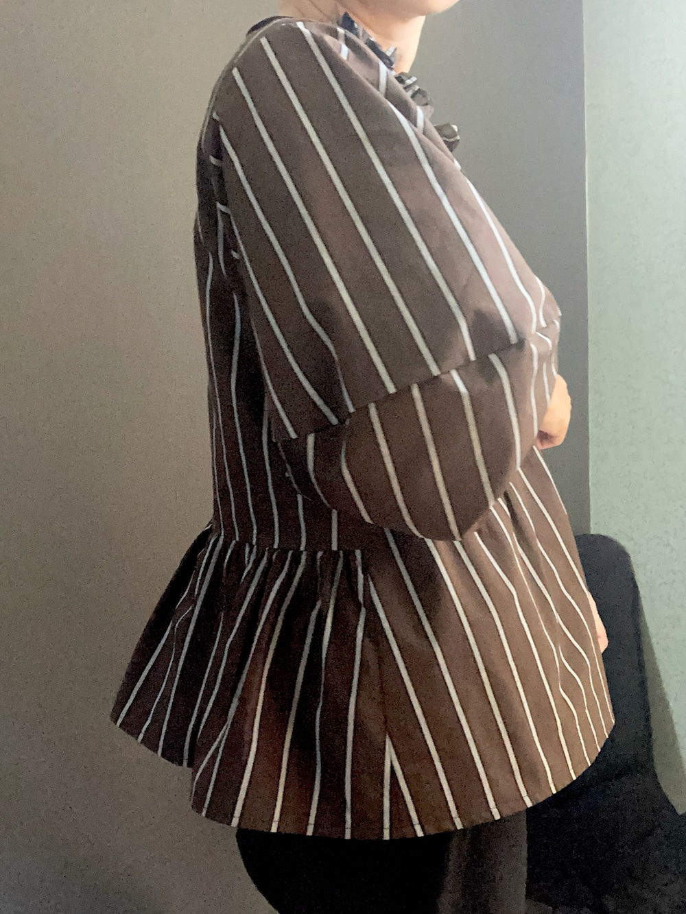 ブラウン系のシャツ/ブラウス、ブラック系のその他パンツを着用したレディースの秋コーディネートの2枚目の写真