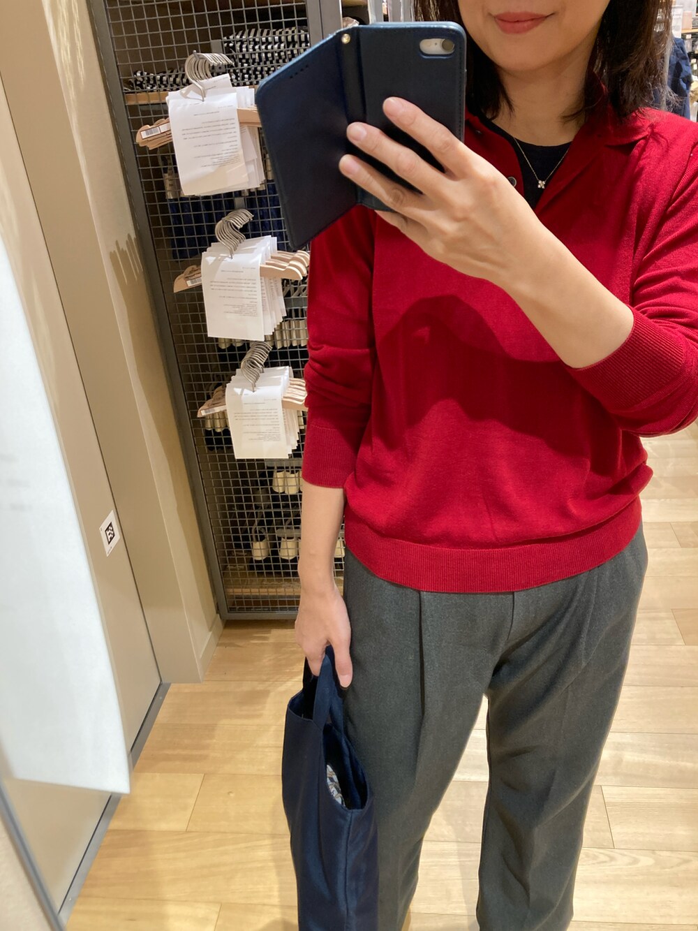 グレー系のその他パンツ、レッド系のニット/セーター、ブルー系のTシャツ/カットソーを着用したレディースの秋コーディネートの2枚目の写真