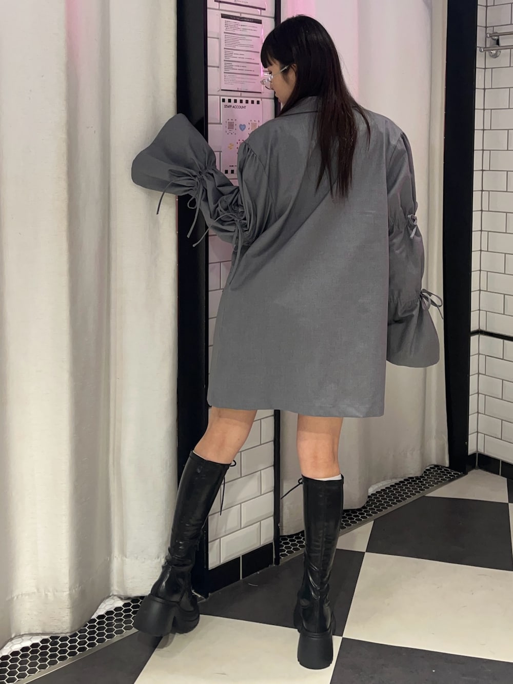 ブラック系のニット/セーター、グレー系のテーラードジャケット、ブラック系のその他パンツを着用したレディースの冬コーディネートの4枚目の写真