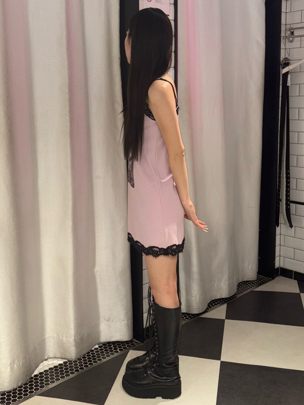 ピンク系のワンピースを着用したレディースの秋コーディネートの2枚目の写真