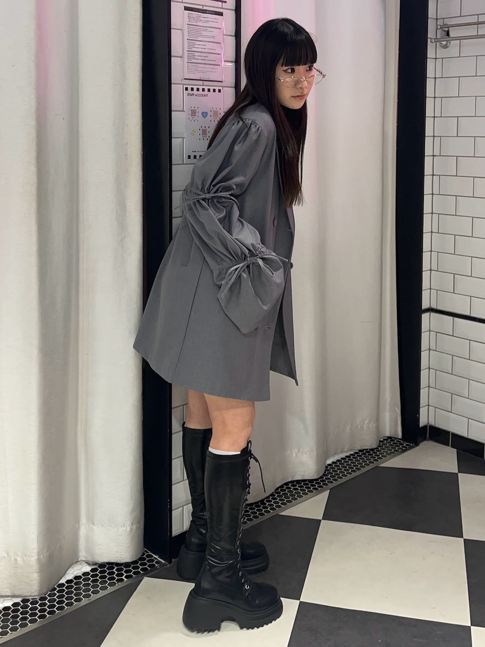 ブラック系のニット/セーター、グレー系のテーラードジャケット、ブラック系のその他パンツを着用したレディースの冬コーディネートの3枚目の写真