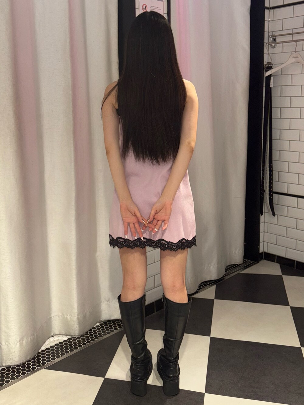 ピンク系のワンピースを着用したレディースの秋コーディネートの3枚目の写真