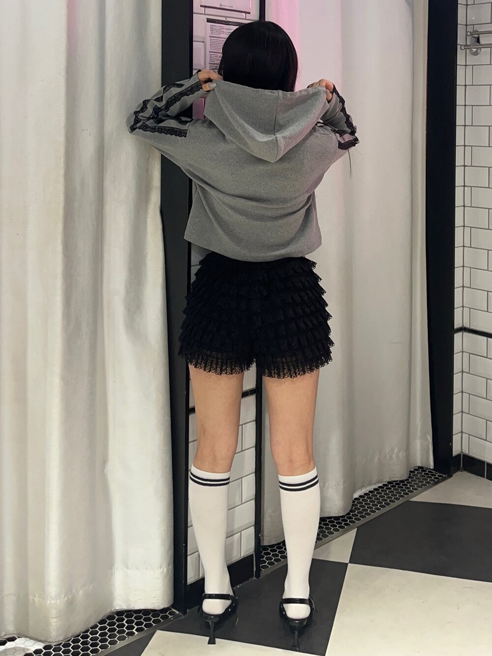 グレー系のパーカー、ブラック系のその他パンツ、ブラック系のパンプスを着用したレディースの冬コーディネートの3枚目の写真