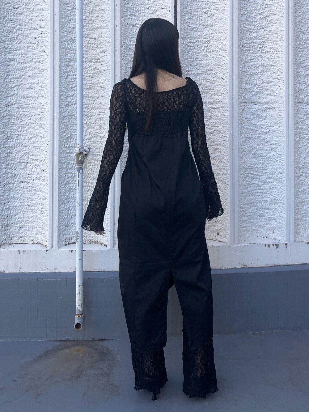 ブラック系のワンピース、ブラック系のTシャツ/カットソー、ブラック系のパンプスを着用したレディースの冬コーディネートの3枚目の写真