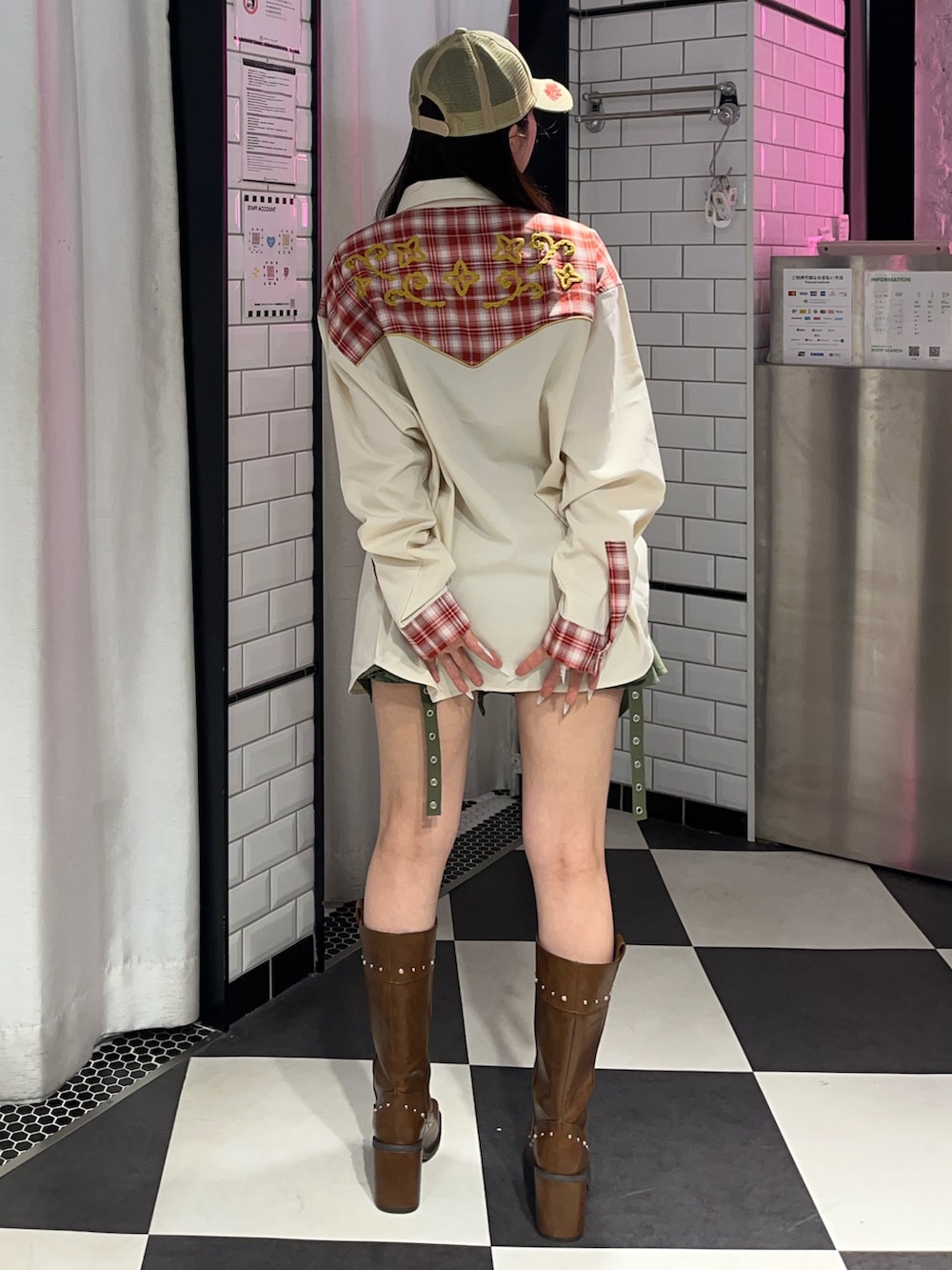 グリーン系のスカート、ホワイト系のシャツ/ブラウス、ブラウン系のブーツを着用したレディースの春コーディネートの3枚目の写真