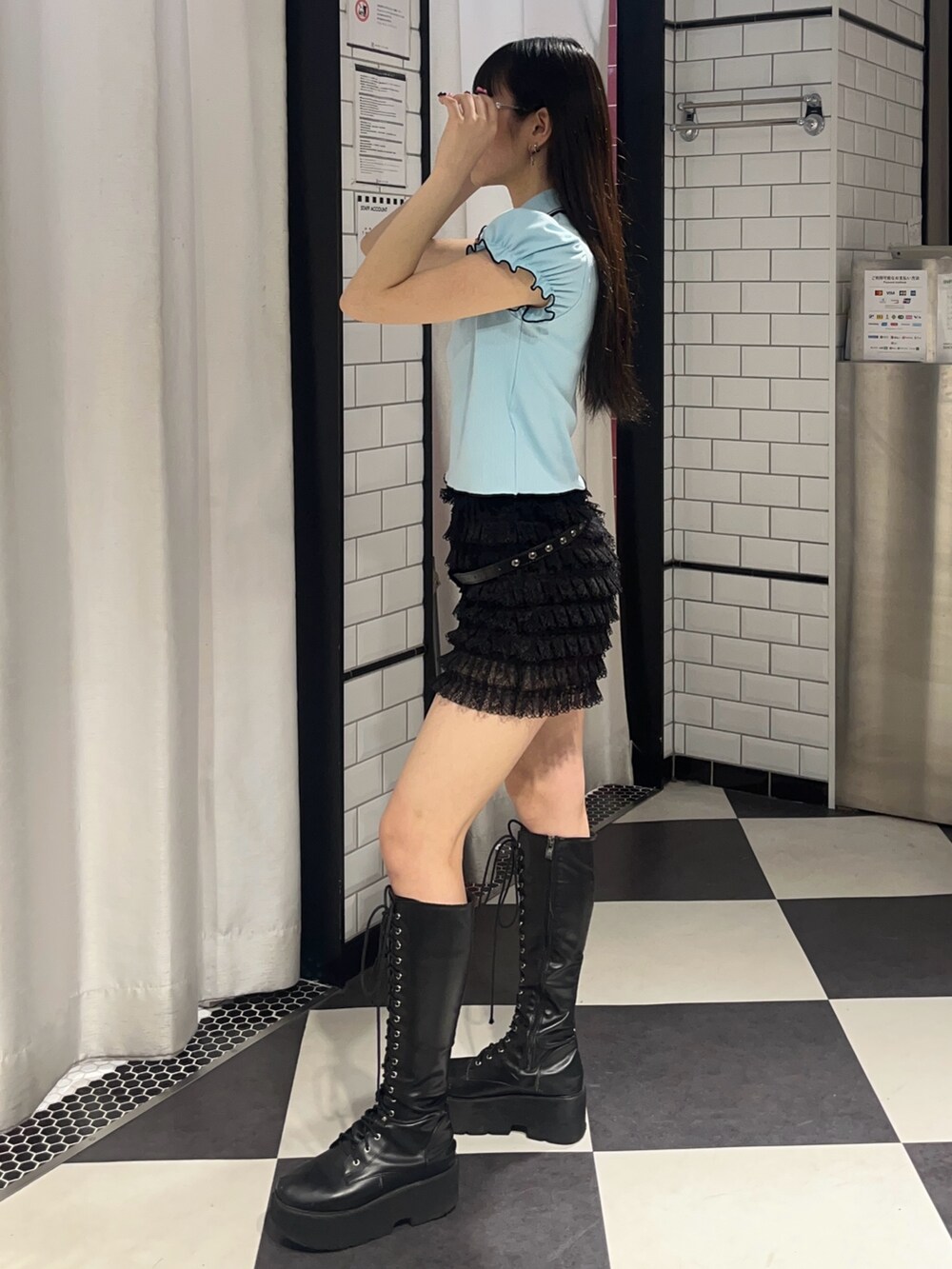 ブルー系のポロシャツ、ブラック系のハンドバッグ、ブラック系のその他パンツを着用したレディースの春コーディネートの2枚目の写真