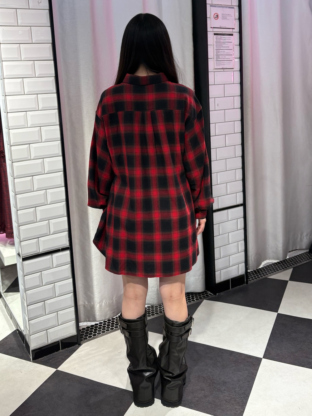 レッド系のシャツ/ブラウス、ブラック系のブーツ、ブラック系のボストンバッグを着用したレディースの夏コーディネートの3枚目の写真