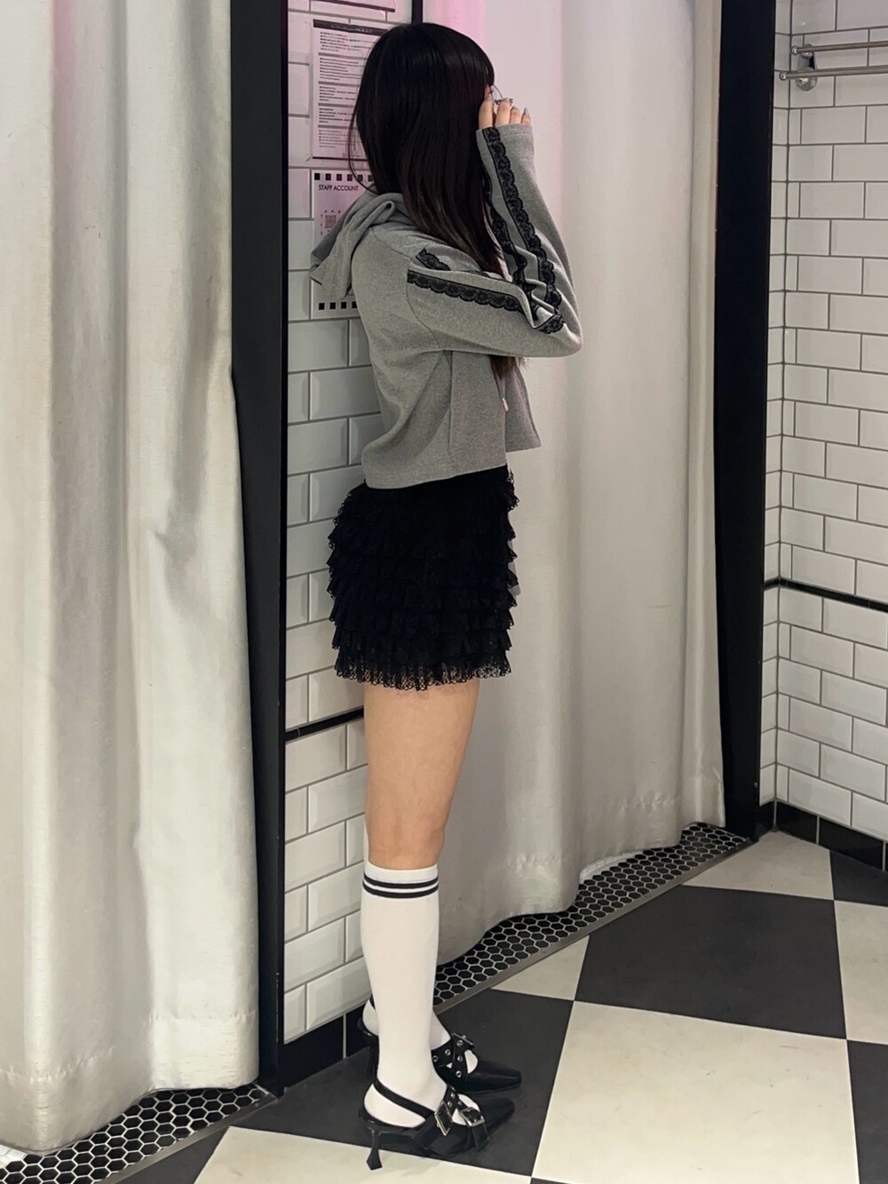 グレー系のパーカー、ブラック系のその他パンツ、ブラック系のパンプスを着用したレディースの冬コーディネートの2枚目の写真