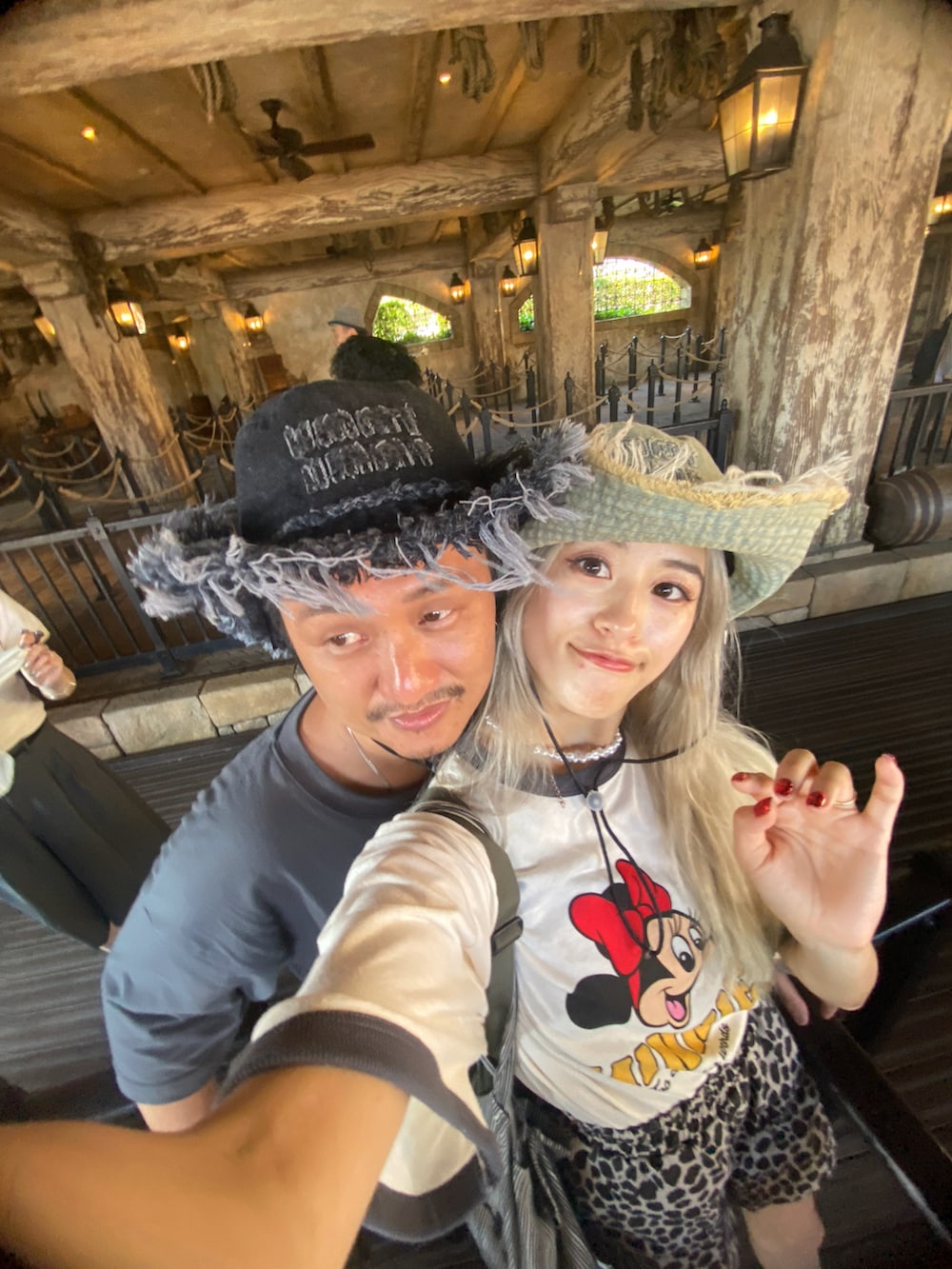 ホワイト系のTシャツ/カットソー、ブラック系のスニーカーを着用したレディースの夏コーディネートの2枚目の写真