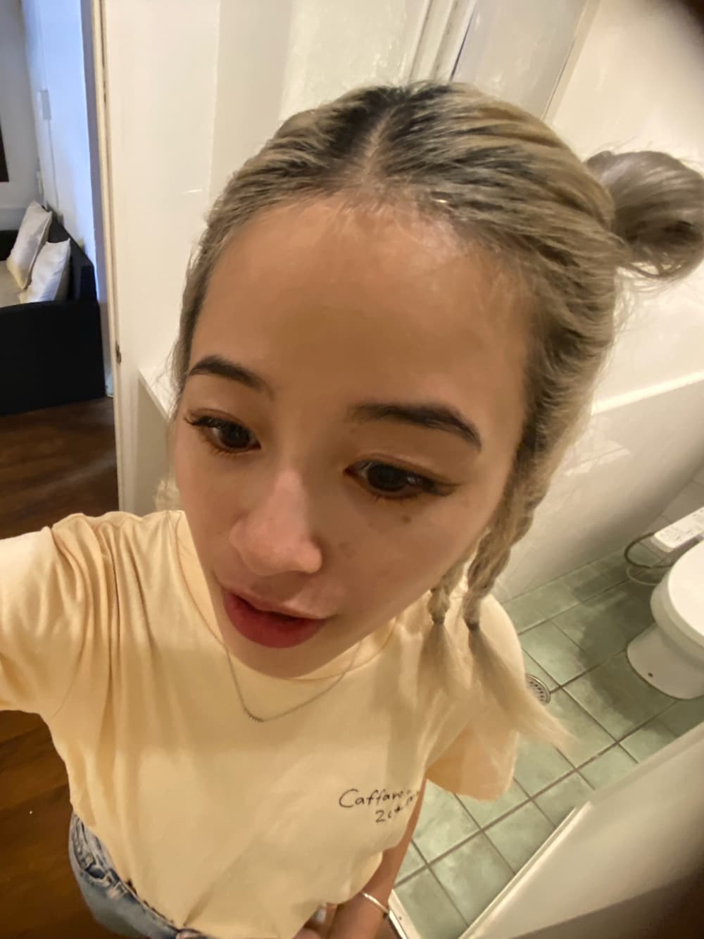 ブルー系のデニムパンツ、ベージュ系のTシャツ/カットソーを着用したレディースの夏コーディネートの3枚目の写真