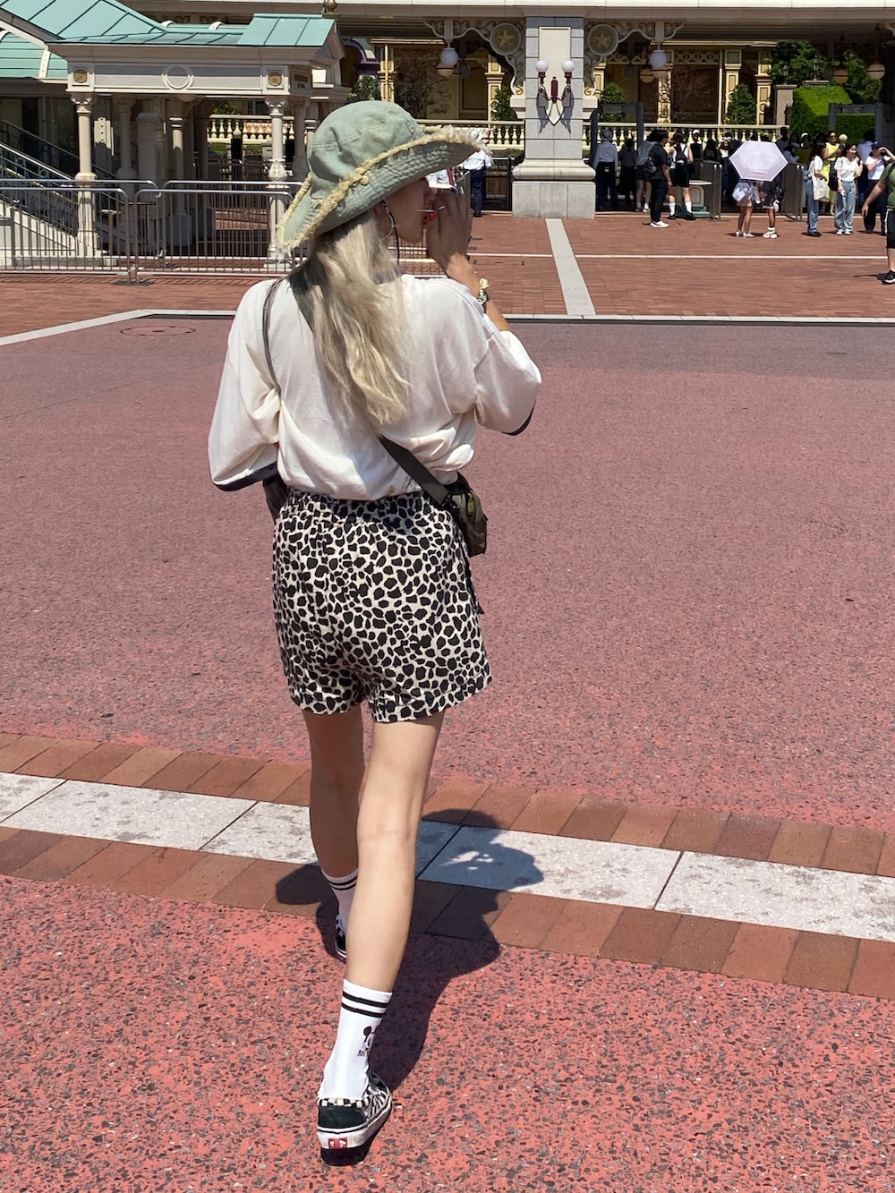 ホワイト系のTシャツ/カットソー、ブラック系のスニーカーを着用したレディースの夏コーディネートの3枚目の写真
