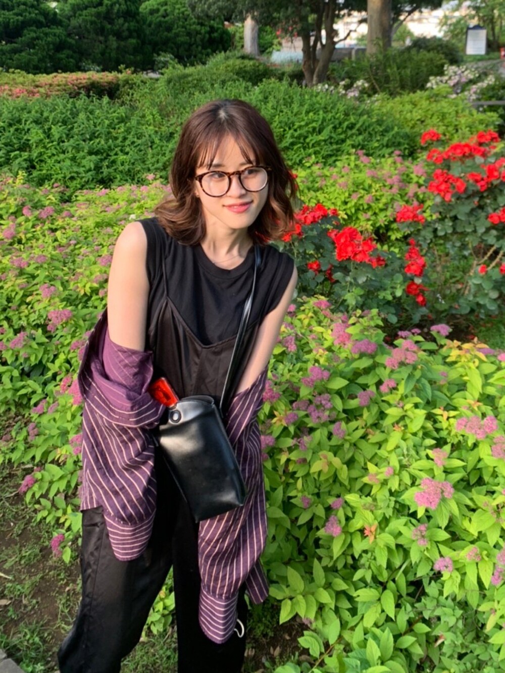 パープル系のシャツ/ブラウス、ブラック系のタンクトップ、ブラック系のサンダルを着用したレディースの春コーディネートの2枚目の写真