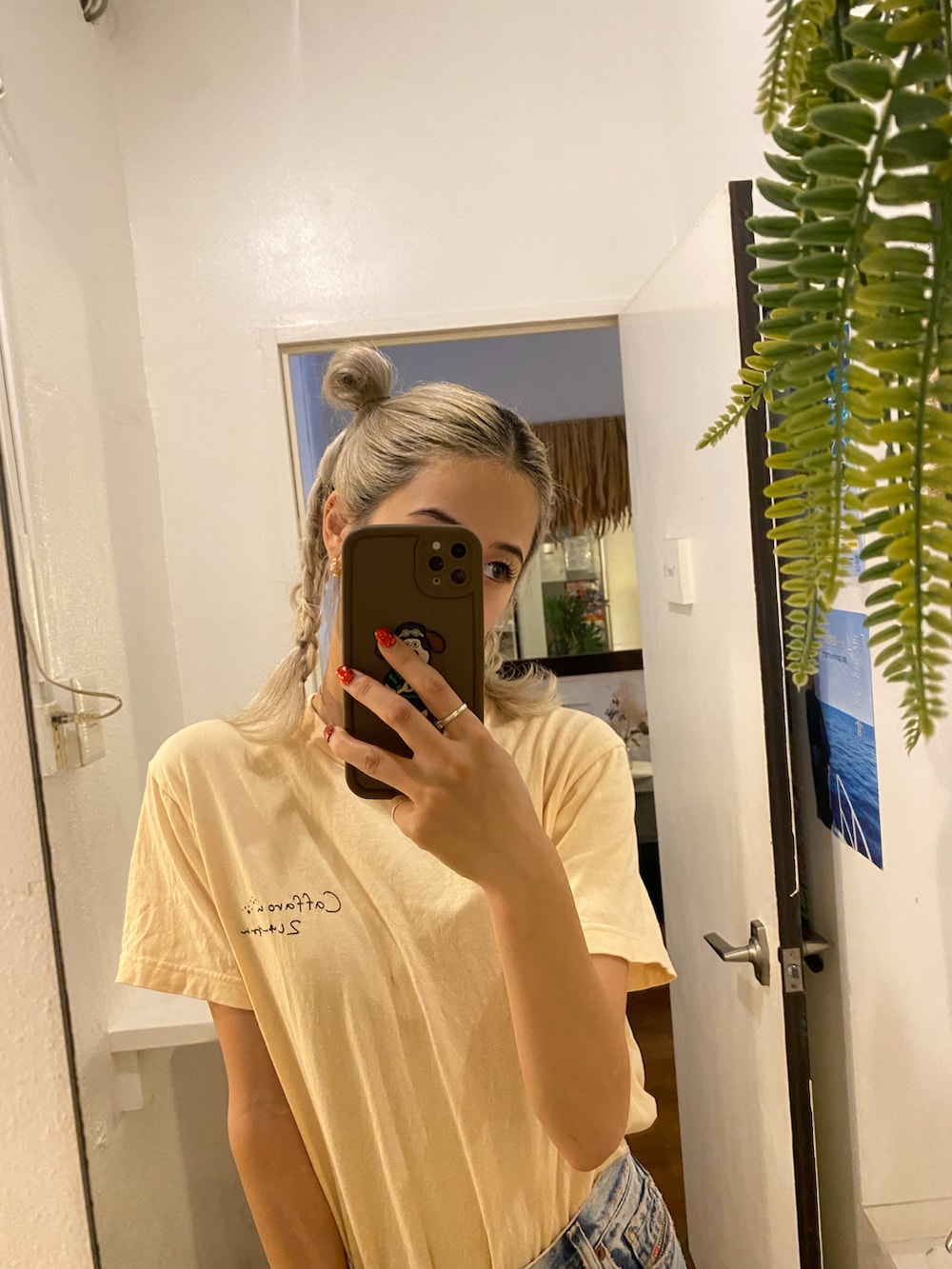 ブルー系のデニムパンツ、ベージュ系のTシャツ/カットソーを着用したレディースの夏コーディネートの2枚目の写真