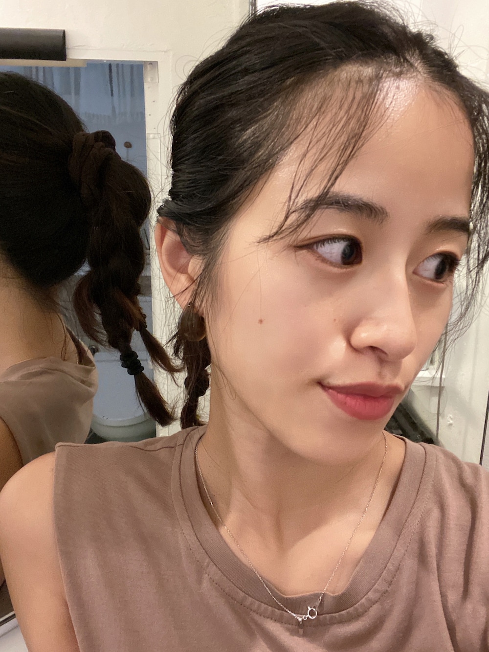 ブラック系のスニーカーを着用したレディースの夏コーディネートの3枚目の写真