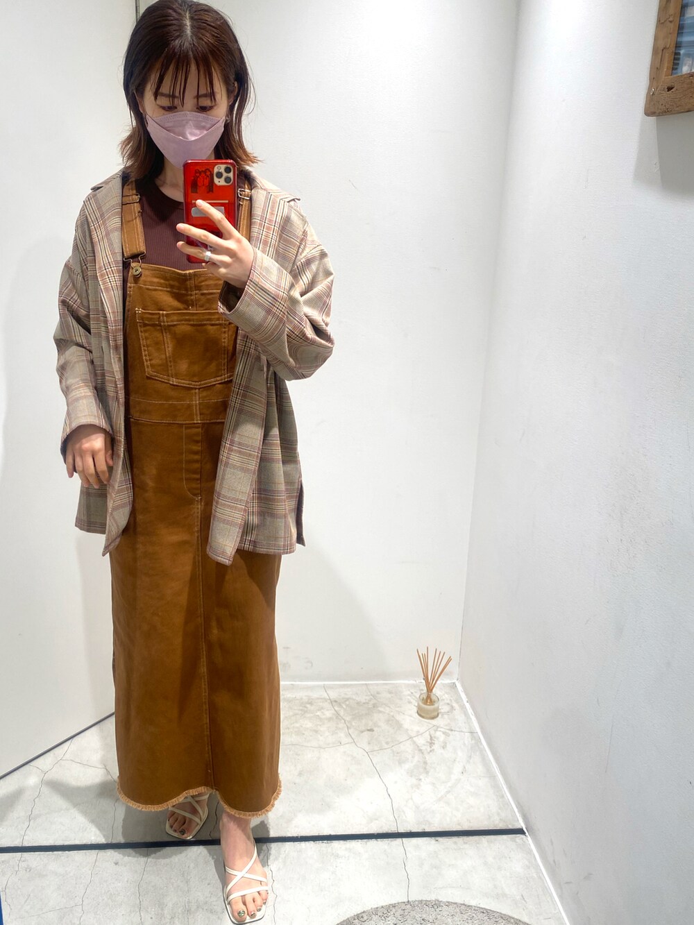 ホワイト系のサンダル、ブラウン系のワンピース、ブラウン系のTシャツ/カットソーを着用したレディースの春コーディネートの2枚目の写真