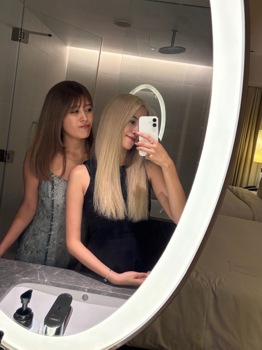 ブラック系のワンピース、ブラック系のサンダルを着用したレディースの夏コーディネートの3枚目の写真
