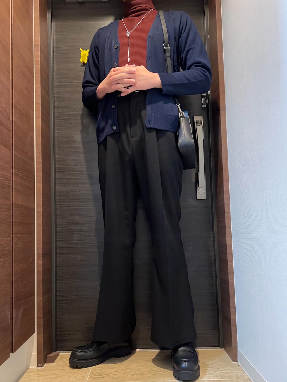 「きれいめカジュアル、メンズコーデ、シンプルコーデ、春夏コーデ、フレアパンツ、韓国ファッション、お出かけコーデ、ローファー、カーディガン、ニット、ショルダーバッグ、おしゃれさんと繋がりたい、ootd、outfit、高身長」｜「COMME CA ISMの【マシーンウォッシャブル】 リブ タートルネック プルオーバー（ニット/セーター、レッド系）」を使った、MJさん（メンズ・186cm）の春コーディネートの2枚目の写真