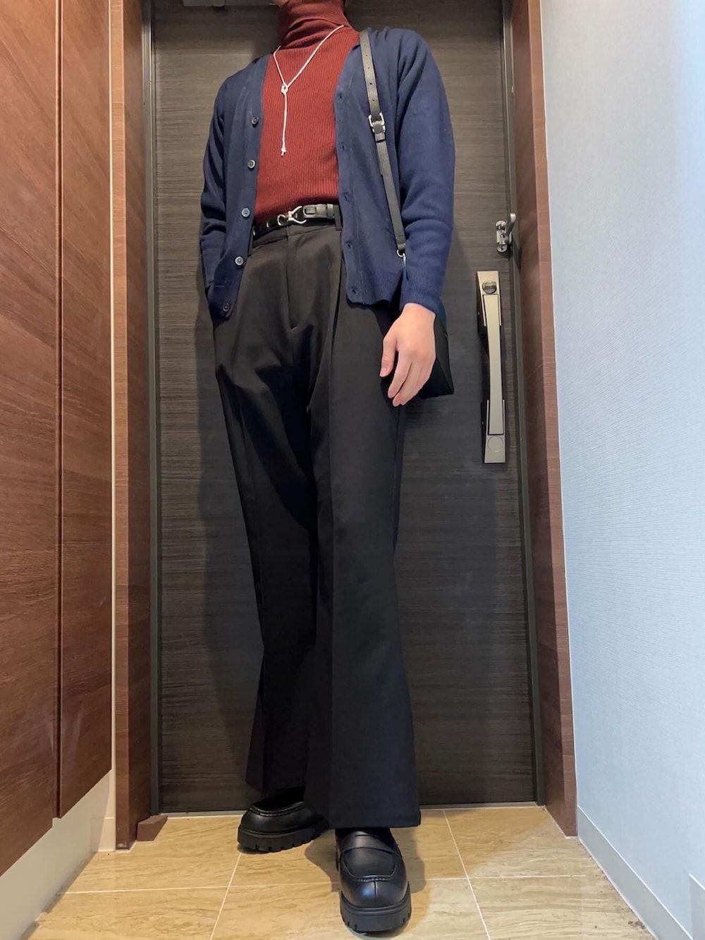 「きれいめカジュアル、メンズコーデ、シンプルコーデ、春夏コーデ、フレアパンツ、韓国ファッション、お出かけコーデ、ローファー、カーディガン、ニット、ショルダーバッグ、おしゃれさんと繋がりたい、ootd、outfit、高身長」｜「COMME CA ISMの【マシーンウォッシャブル】 リブ タートルネック プルオーバー（ニット/セーター、レッド系）」を使った、MJさん（メンズ・186cm）の春コーディネートの3枚目の写真