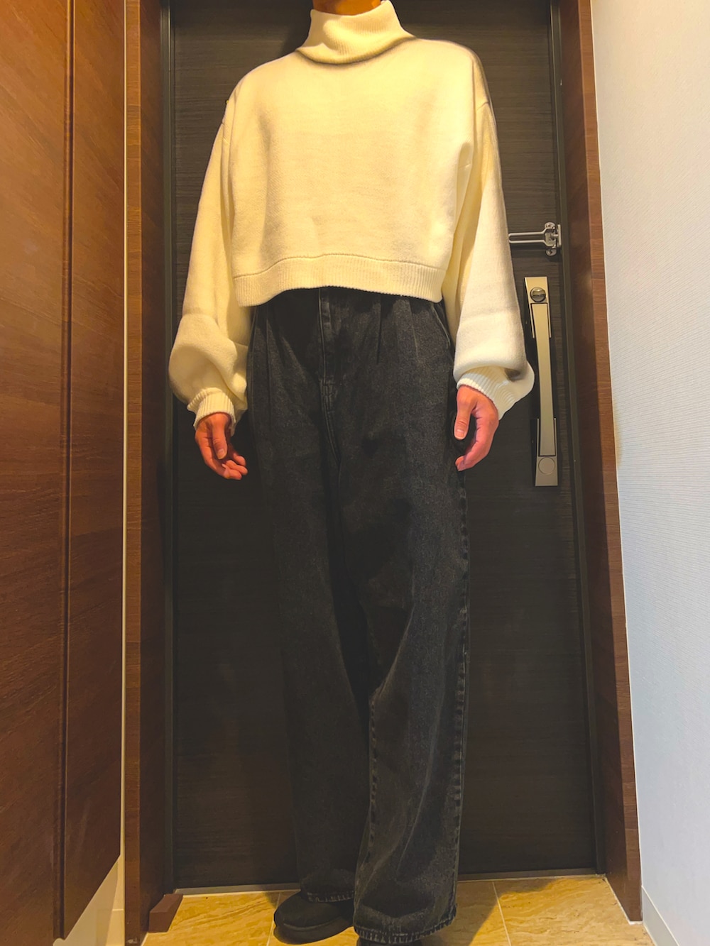 「春めき満開コーデ、今日のコーデ、休日スタイル、大人カジュアル、セーター、ニット、デニム、ワイドパンツ、ハイウエスト、ootd、outfit、おしゃれさんと繋がりたい、いいね、save、フォローお願いします🤑、高身長、コメント イイね 待ってまーす！」｜「Javaの《JaVa ジャバコラボ》デイリースタイルを格上げ。ダブルジャガードスプレープリントハイネック長袖ニット（ニット/セーター、ホワイト系）」を使った、MJさん（メンズ・186cm）の春コーディネートの2枚目の写真