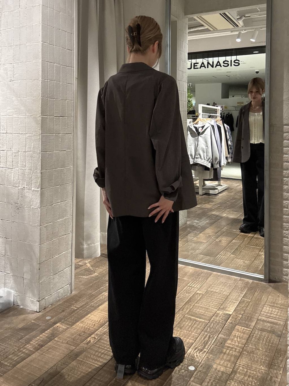 ブラック系のローファー、ブラック系のデニムパンツ、ブラウン系のテーラードジャケットを着用したレディースの春コーディネートの3枚目の写真