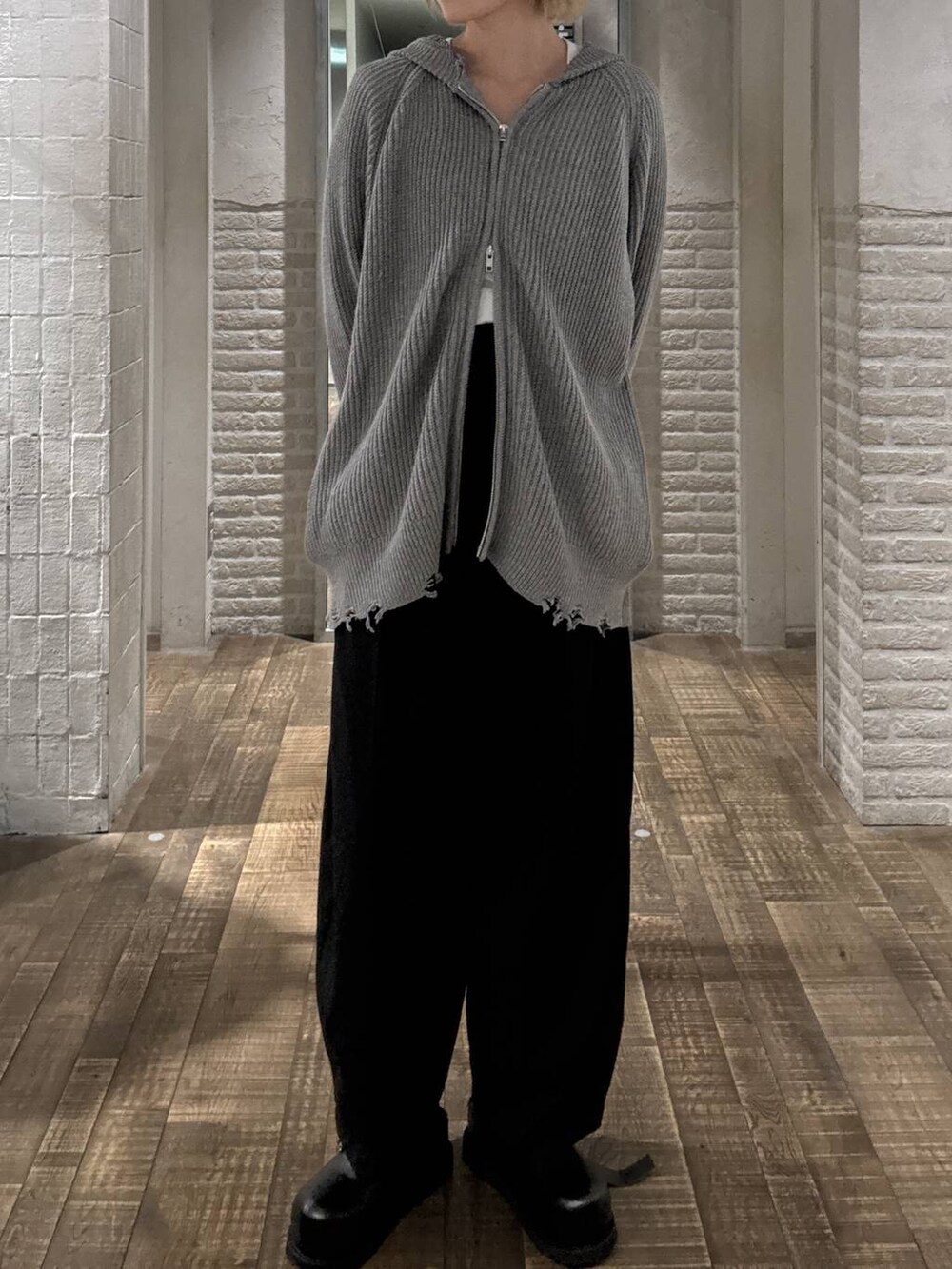 ブラック系のその他シューズ、ブラック系のスウェットパンツ、グレー系のパーカーを着用したレディースの秋コーディネートの4枚目の写真