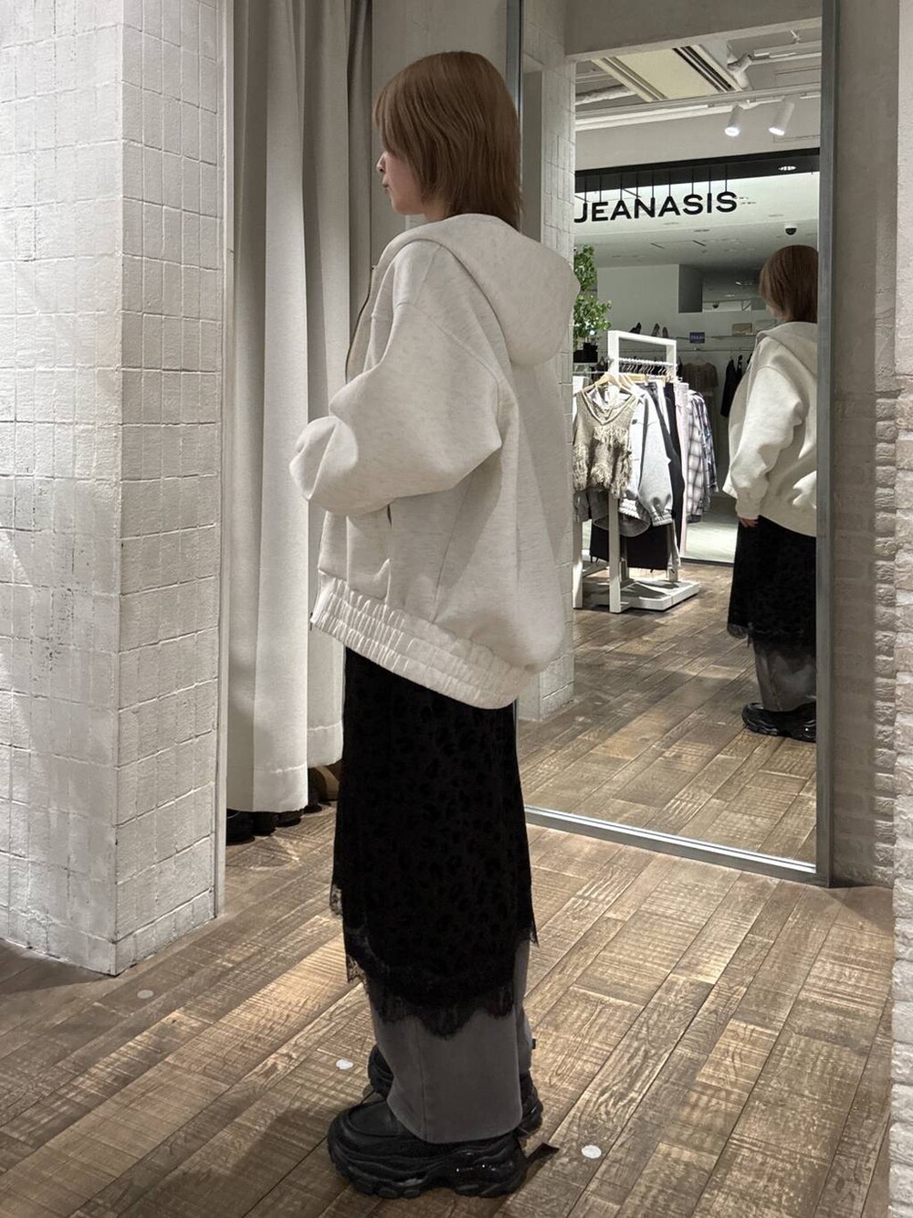 ホワイト系のTシャツ/カットソー、ブラック系のローファー、ベージュ系のブルゾンを着用したレディースの春コーディネートの2枚目の写真