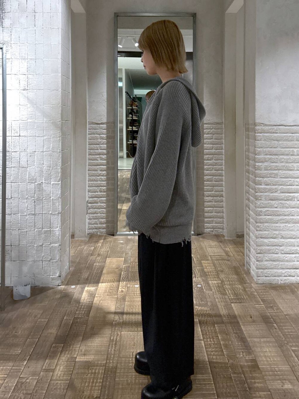 ブラック系のその他シューズ、ブラック系のスウェットパンツ、グレー系のパーカーを着用したレディースの秋コーディネートの2枚目の写真