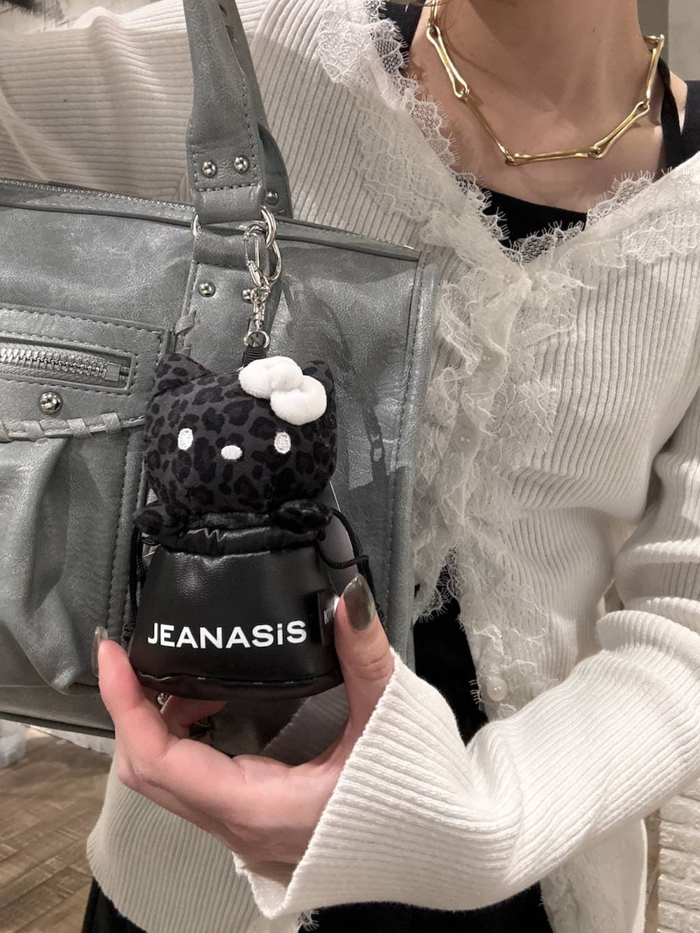 ブラウン系のローファー、ブルー系のボストンバッグ、ブラック系のスウェットパンツを着用したレディースの春コーディネートの5枚目の写真