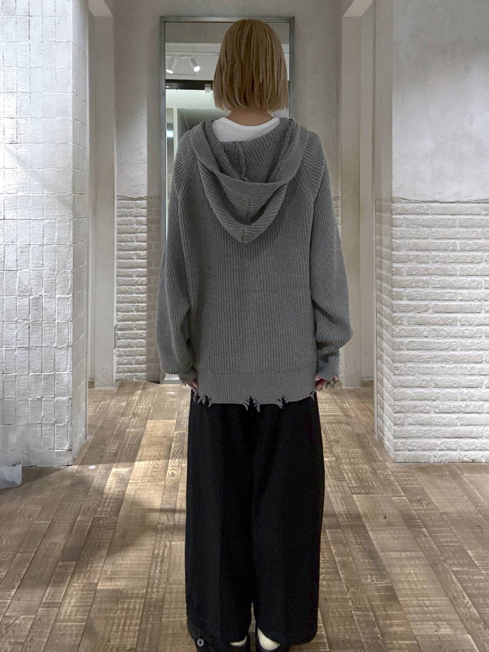 ブラック系のその他シューズ、ブラック系のスウェットパンツ、グレー系のパーカーを着用したレディースの秋コーディネートの3枚目の写真