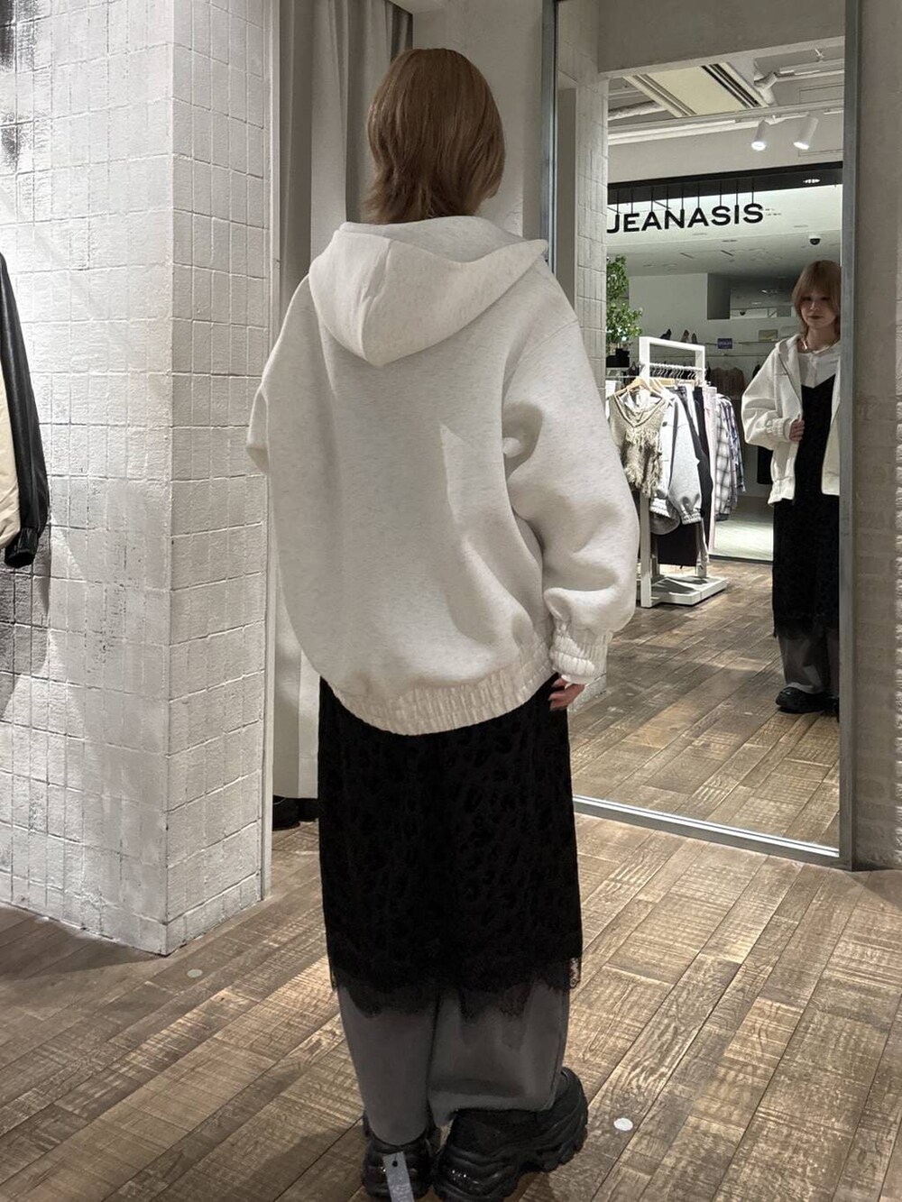 ホワイト系のTシャツ/カットソー、ブラック系のローファー、ベージュ系のブルゾンを着用したレディースの春コーディネートの3枚目の写真