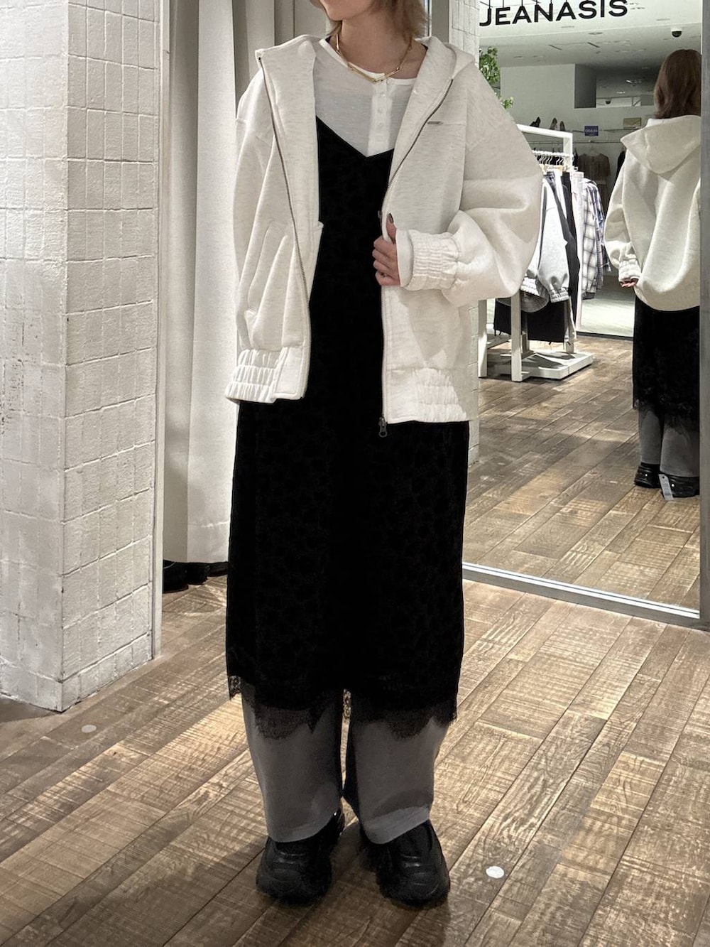 ホワイト系のTシャツ/カットソー、ブラック系のローファー、ベージュ系のブルゾンを着用したレディースの春コーディネートの4枚目の写真