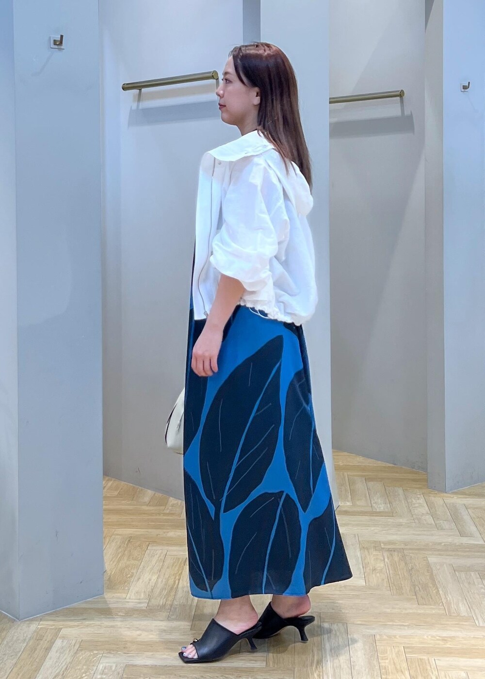 「初夏コーデ、夏コーデ、お出かけコーデ、旅行コーデ、女子会コーデ、大人カジュアル、スカートスタイル、ROPÉ、ウェーブ、イエベ秋、混合、トップス、ニット/セーター、ジャケット/アウター、ブルゾン」｜「ROPE'のメタルポイントミュールサンダル（サンダル、ブラック系）」を使った、MIYUKIさん（レディース・164cm）の春コーディネートの2枚目の写真