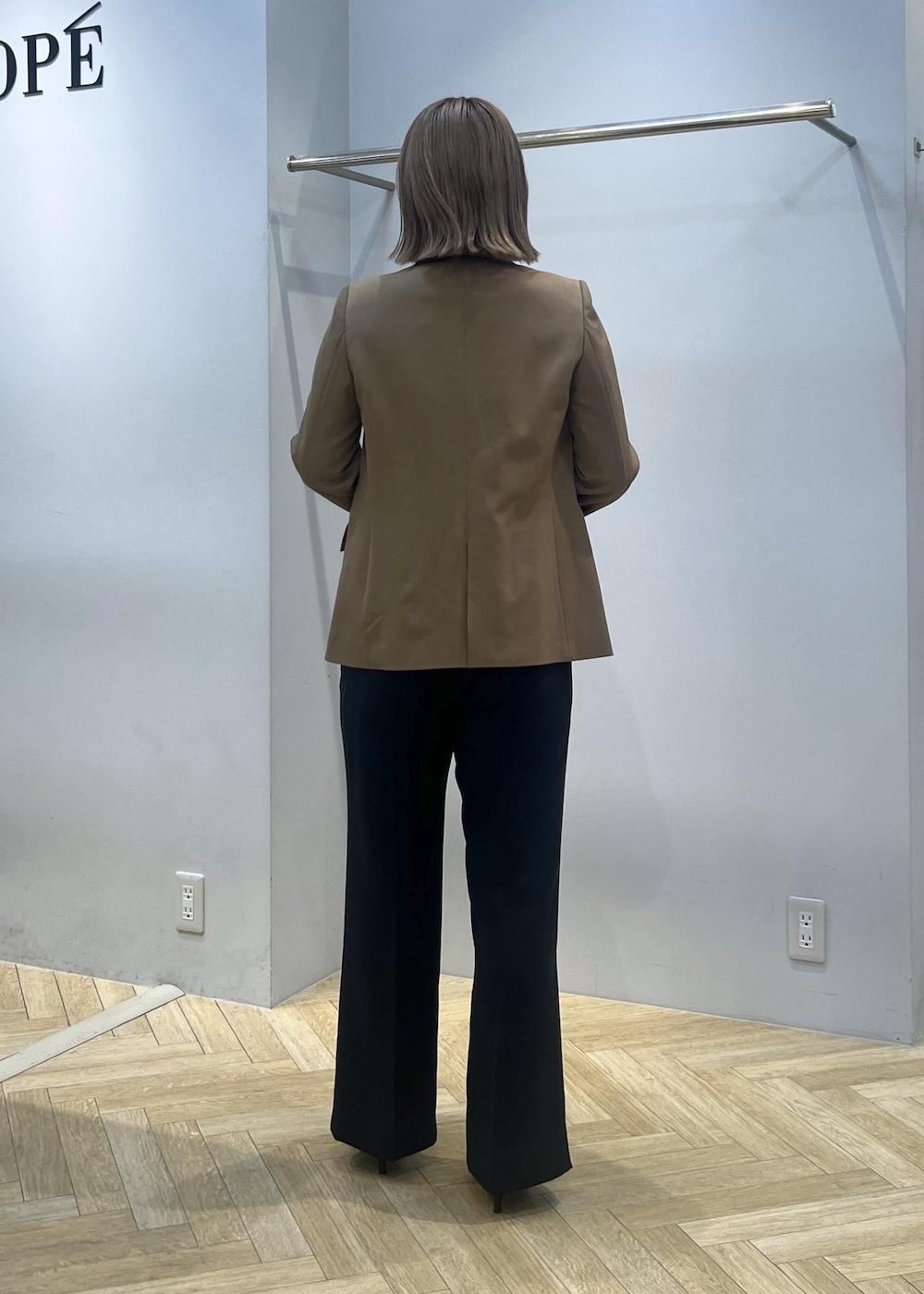 ブラック系のその他パンツ、イエロー系のテーラードジャケット、ホワイト系のバンダナ/スカーフを着用したレディースの秋コーディネートの3枚目の写真