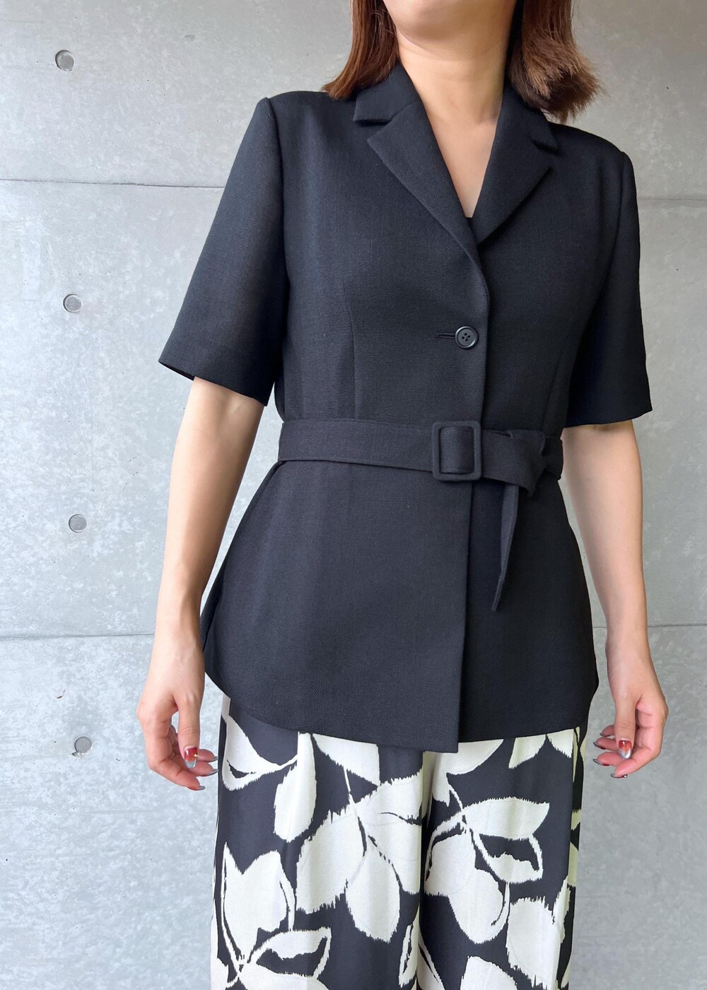 ブラック系のサンダル、ブラック系のテーラードジャケット、ブラック系のその他パンツを着用したレディースの夏コーディネートの4枚目の写真