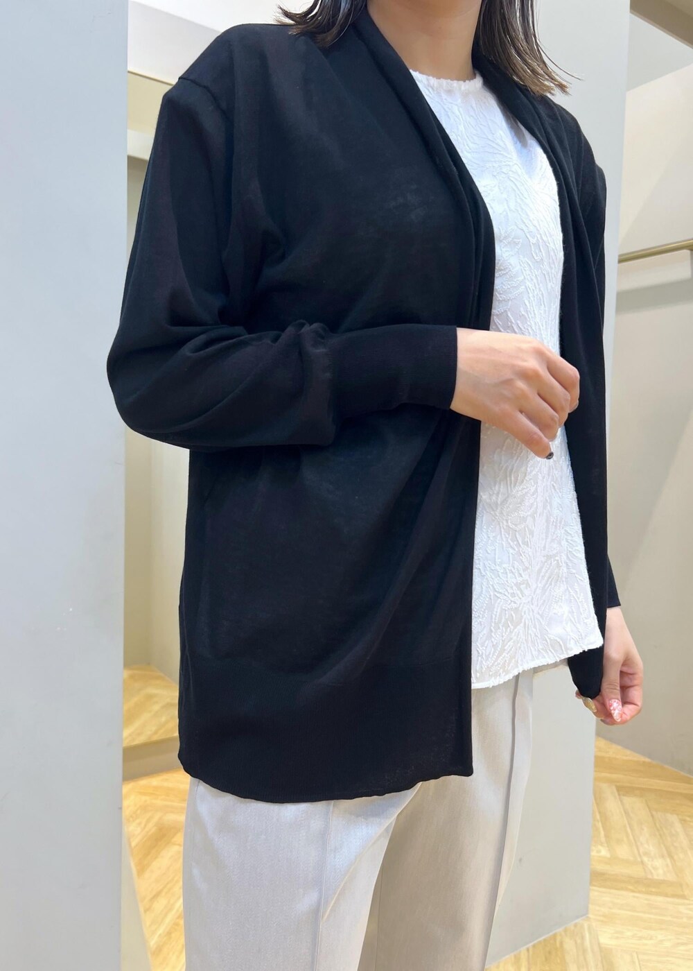 ブラック系のトートバッグ、ブラック系のサンダル、グレー系のその他パンツを着用したレディースの春コーディネートの5枚目の写真