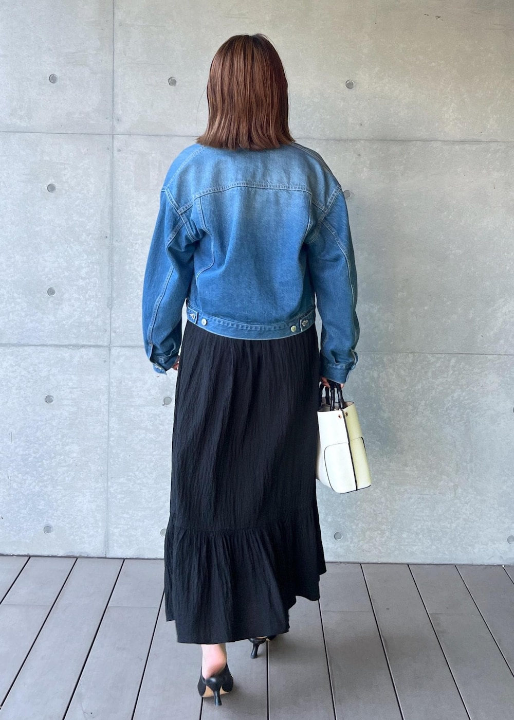 「岡山デニム、デニム、Gジャン、天満屋別注品、初秋コーデ、秋コーデ、デートコーデ、お出かけコーデ、旅行コーデ、推し活コーデ、女子会コーデ、別注アイテム、ROPÉ、ウェーブ、イエベ秋」｜「ROPE'のメタルポイントミュールサンダル（サンダル、ブラック系）」を使った、MIYUKIさん（レディース・164cm）の夏コーディネートの3枚目の写真