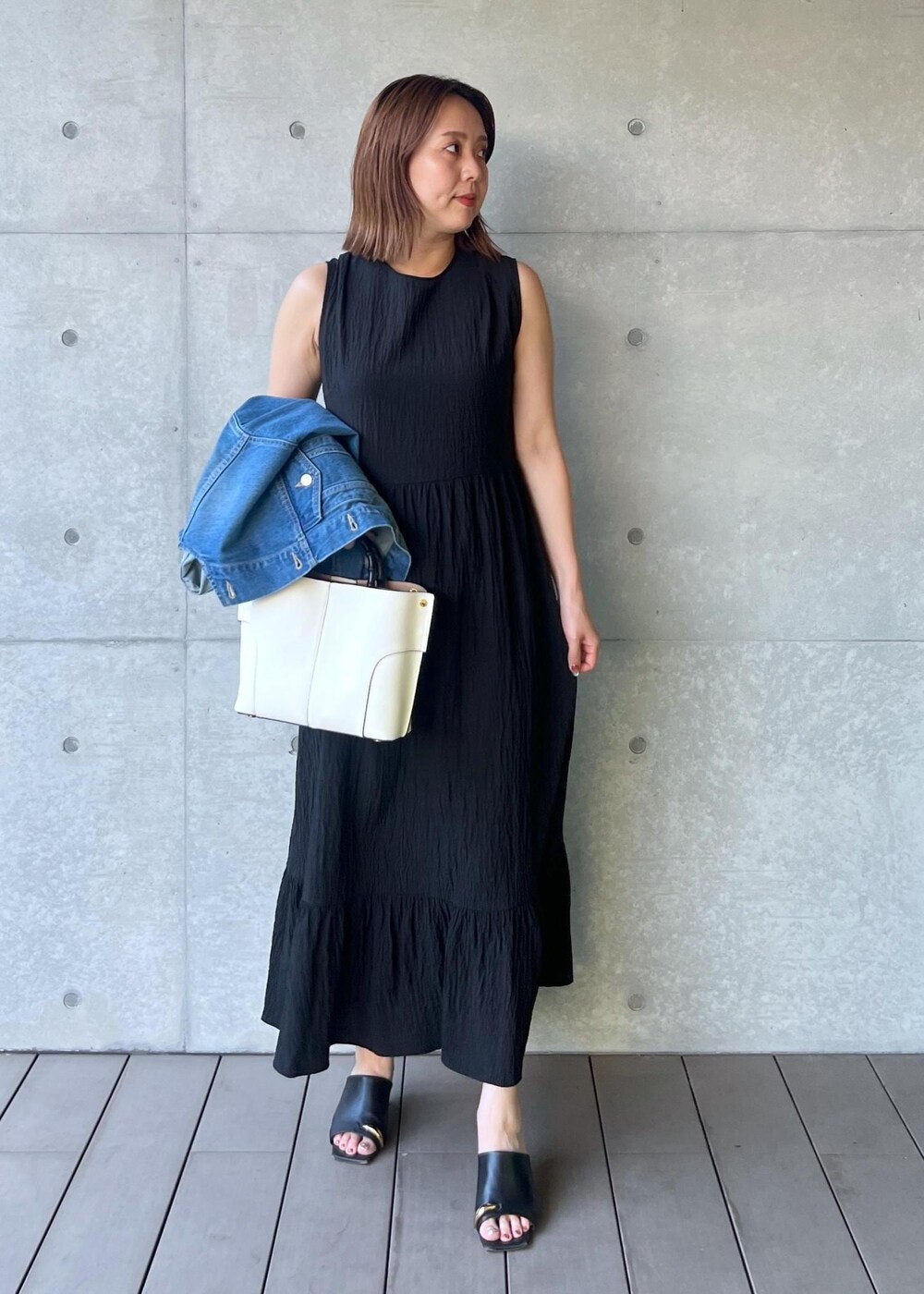 「岡山デニム、デニム、Gジャン、天満屋別注品、初秋コーデ、秋コーデ、デートコーデ、お出かけコーデ、旅行コーデ、推し活コーデ、女子会コーデ、別注アイテム、ROPÉ、ウェーブ、イエベ秋」｜「ROPE'のメタルポイントミュールサンダル（サンダル、ブラック系）」を使った、MIYUKIさん（レディース・164cm）の夏コーディネートの8枚目の写真