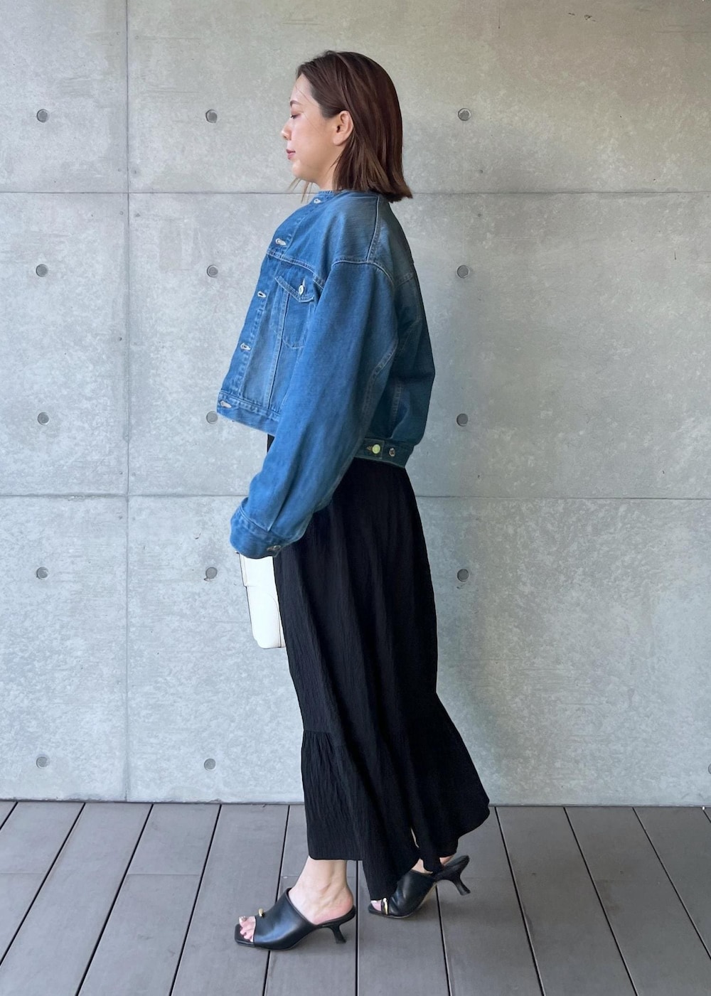 「岡山デニム、デニム、Gジャン、天満屋別注品、初秋コーデ、秋コーデ、デートコーデ、お出かけコーデ、旅行コーデ、推し活コーデ、女子会コーデ、別注アイテム、ROPÉ、ウェーブ、イエベ秋」｜「ROPE'のメタルポイントミュールサンダル（サンダル、ブラック系）」を使った、MIYUKIさん（レディース・164cm）の夏コーディネートの2枚目の写真