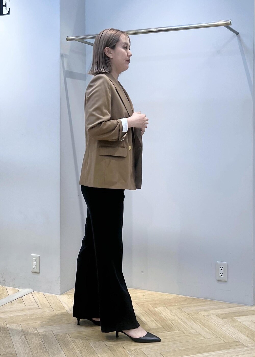ブラック系のその他パンツ、イエロー系のテーラードジャケット、ホワイト系のバンダナ/スカーフを着用したレディースの秋コーディネートの2枚目の写真
