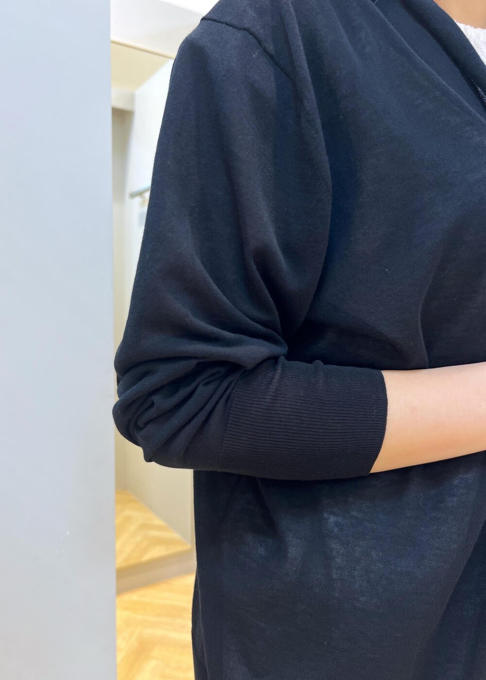 ブラック系のトートバッグ、ブラック系のサンダル、グレー系のその他パンツを着用したレディースの春コーディネートの6枚目の写真