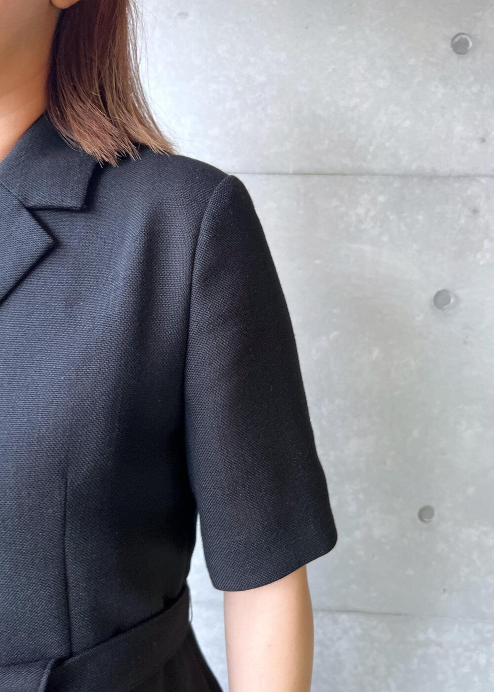 ブラック系のサンダル、ブラック系のテーラードジャケット、ブラック系のその他パンツを着用したレディースの夏コーディネートの7枚目の写真